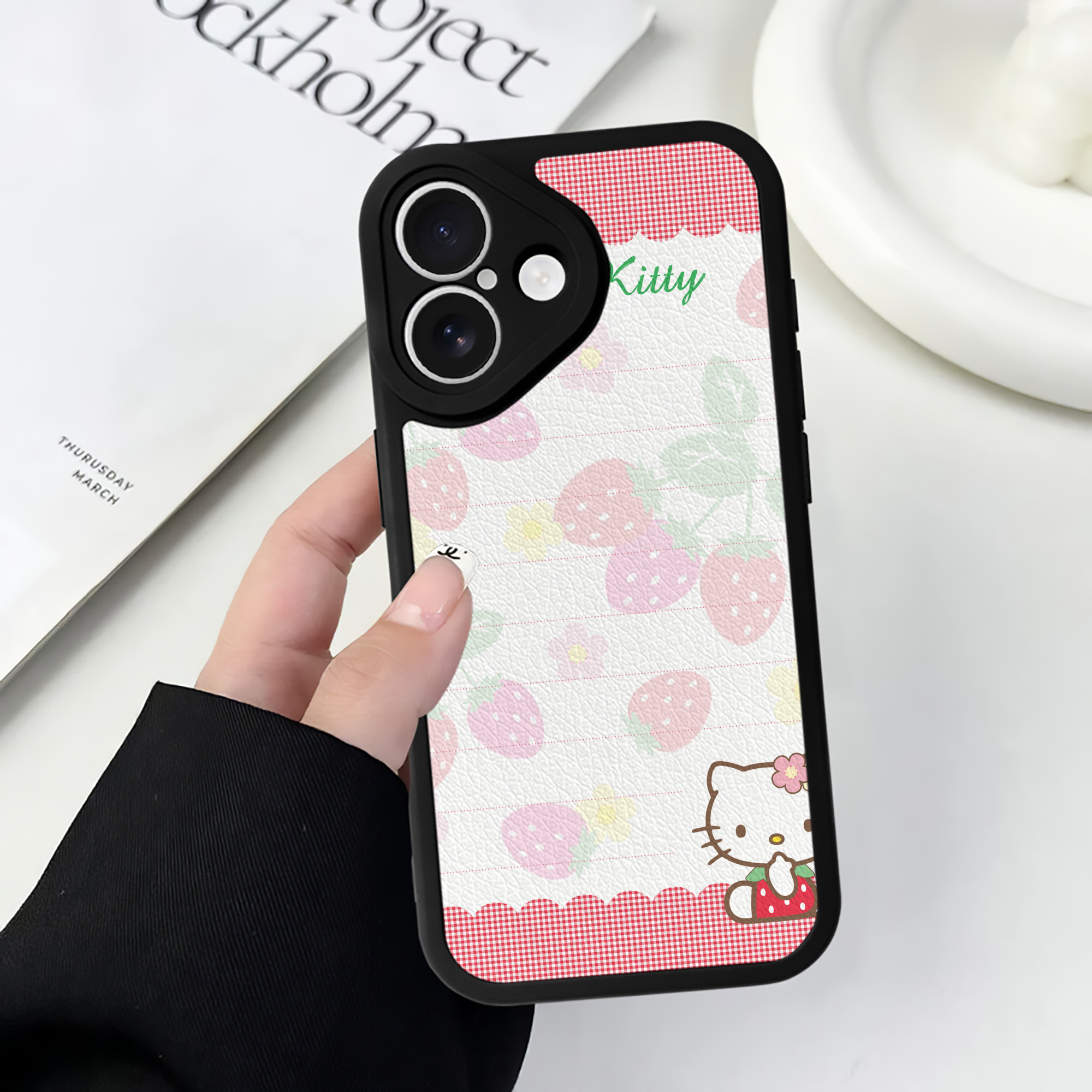 （画像用） Hello Kitty ハローキティ 【iPhone 16シリーズ対応】シリコンスマホケース（レザー調） 材質：シリコン